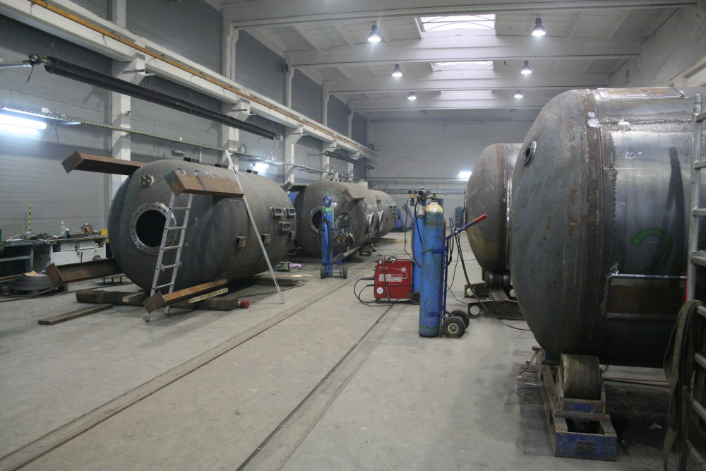 Produkcja zbiorników stalowych w hali produkcyjnej TALMEX