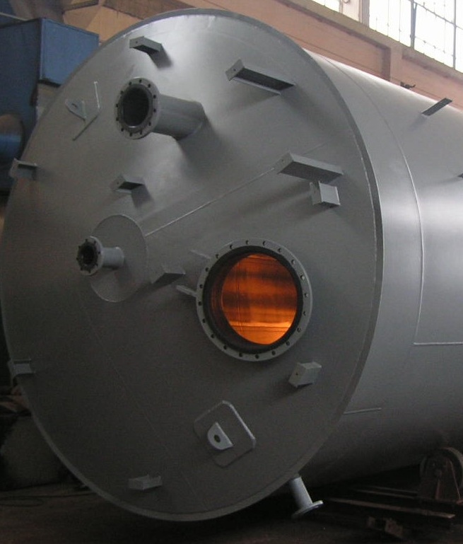 Zespół zbiorników technologicznych w zabudowie